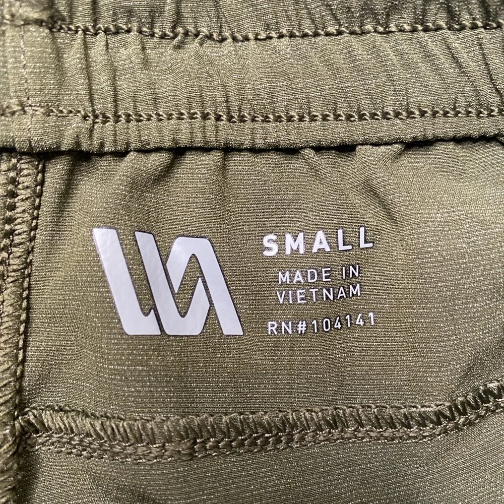 VRST Men's 8” green shorts SIZE small men NWT